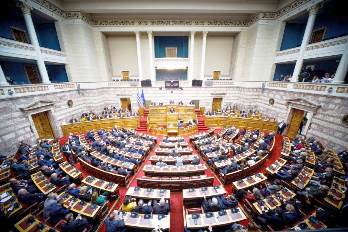 Βουλή: Αυξήσεις μισθών και συντάξεων - Ψηφίζεται σήμερα το οικονομικό νομοσχέδιο