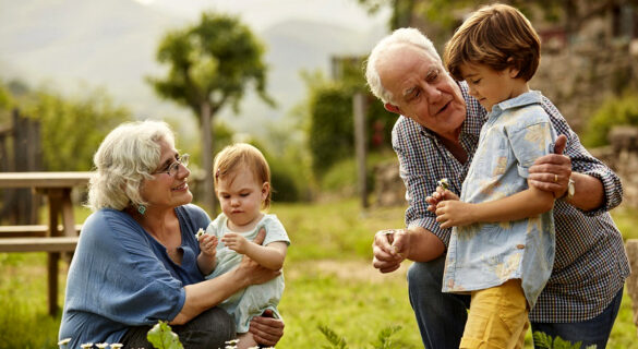 Νταντάδες της γειτονιάς οι γιαγιάδες και οι παππούδες και να πληρώνονται 500 ευρώ